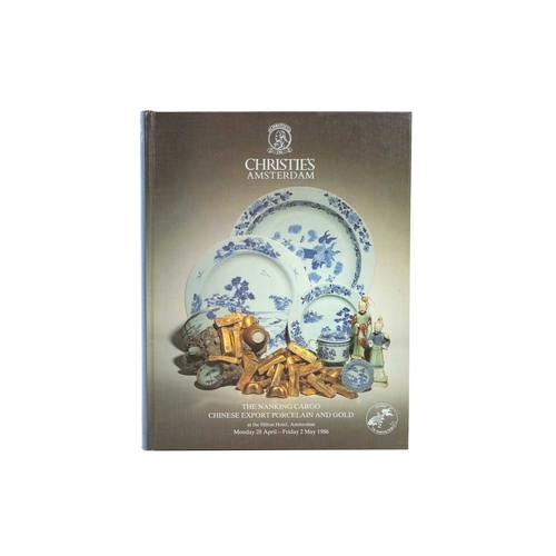 427 - A Nanking cargo porcelain plate. Painted with the peony pattern, diameter 23cm, from lot number 3627... 