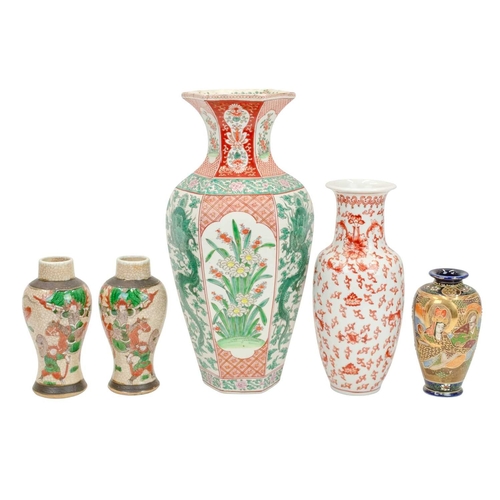 451 - A Chinese Famille Verte hexagonal vase. Late 19th century, painted with alternate panels of dragons ... 