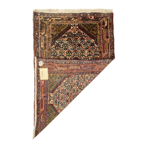 477 - A Hamadan wool rug, Late 20th century, made in Iran, wool pile on cotton, 158cm x 102cm.