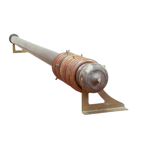 922 - A mahogany curtain pole. Of good quality, with turned finials, brass wall brackets and eleven wooden... 