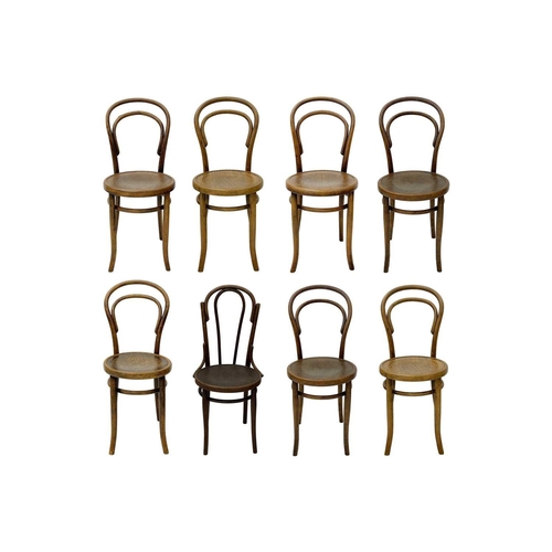 975 - A set of seven bentwood bistro chairs. Thonet style, early 20th century, with double hoop backs and ... 