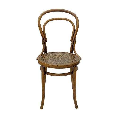 975 - A set of seven bentwood bistro chairs. Thonet style, early 20th century, with double hoop backs and ... 