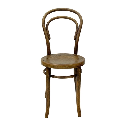 975 - A set of seven bentwood bistro chairs. Thonet style, early 20th century, with double hoop backs and ... 