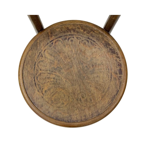 975 - A set of seven bentwood bistro chairs. Thonet style, early 20th century, with double hoop backs and ... 