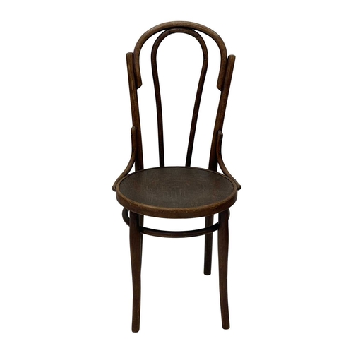 975 - A set of seven bentwood bistro chairs. Thonet style, early 20th century, with double hoop backs and ... 