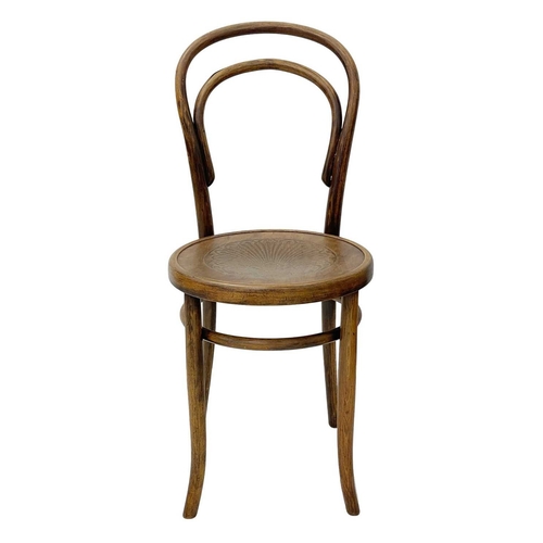 975 - A set of seven bentwood bistro chairs. Thonet style, early 20th century, with double hoop backs and ... 