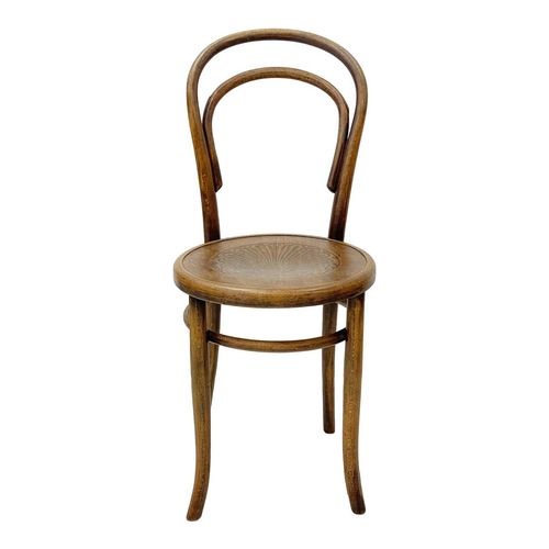 975 - A set of seven bentwood bistro chairs. Thonet style, early 20th century, with double hoop backs and ... 