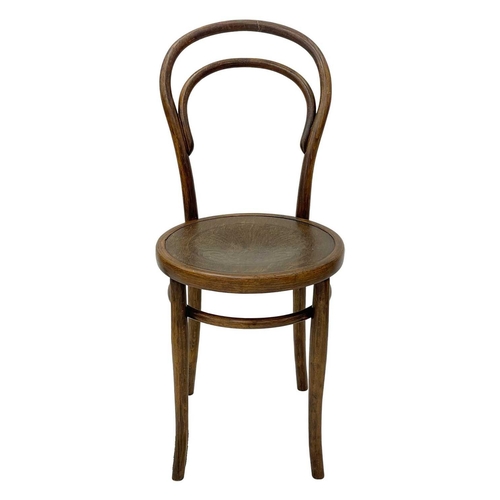 975 - A set of seven bentwood bistro chairs. Thonet style, early 20th century, with double hoop backs and ... 