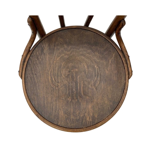 975 - A set of seven bentwood bistro chairs. Thonet style, early 20th century, with double hoop backs and ... 