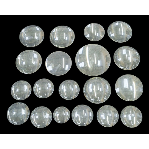 115 - A collection of 19 circular magnifying lenses in various sizes. From 9-20cm in diameter (19)