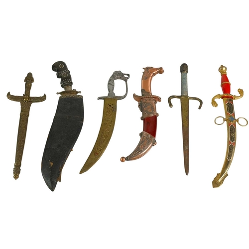 183 - A North African Khanjar dagger. 19th century, with a curved double edge blade and shaped horn grip, ... 