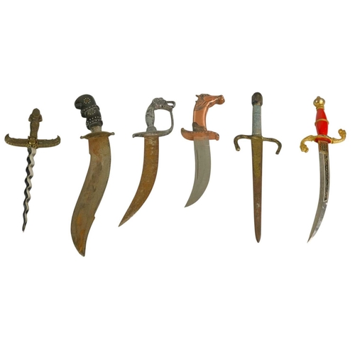 183 - A North African Khanjar dagger. 19th century, with a curved double edge blade and shaped horn grip, ... 