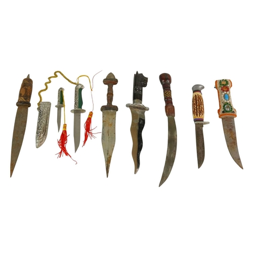 183 - A North African Khanjar dagger. 19th century, with a curved double edge blade and shaped horn grip, ... 