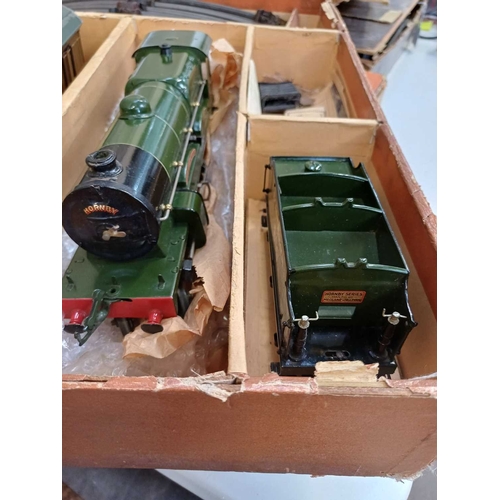 271 - A Hornby O gauge Golden Arrow Pullman clockwork train set. With Southern green painted Lord Nelson N... 