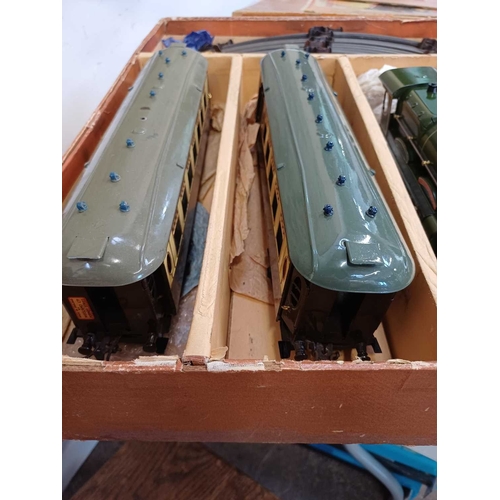 271 - A Hornby O gauge Golden Arrow Pullman clockwork train set. With Southern green painted Lord Nelson N... 