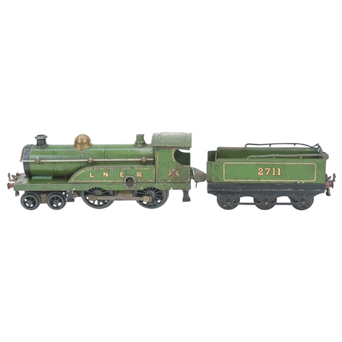 272 - A Hornby O gauge 4-4-0 clockwork LNER locomotive and tender. Number 2711, in lined green paintwork, ... 