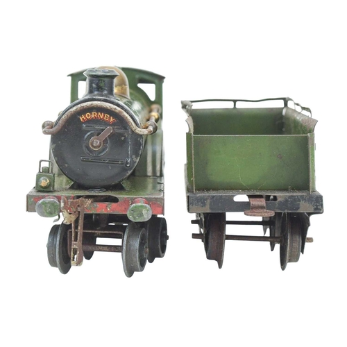 272 - A Hornby O gauge 4-4-0 clockwork LNER locomotive and tender. Number 2711, in lined green paintwork, ... 