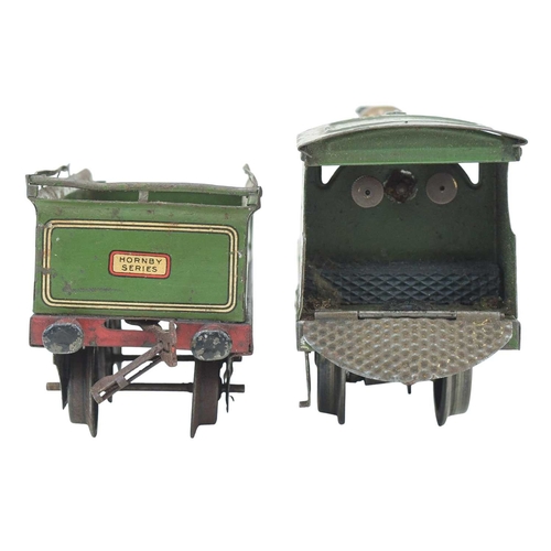 272 - A Hornby O gauge 4-4-0 clockwork LNER locomotive and tender. Number 2711, in lined green paintwork, ... 