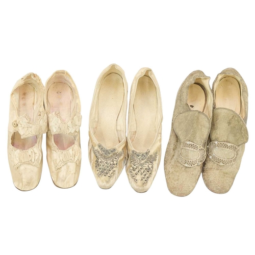 647 - A pair of Edwardian ladies shoes, circa 1910. Cream satin with beaded embroidery to vamps, with Loui... 