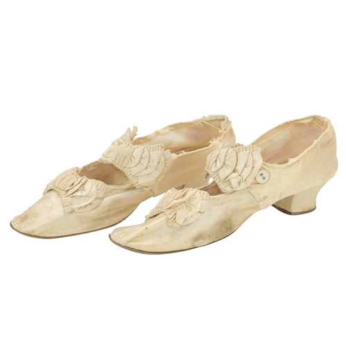647 - A pair of Edwardian ladies shoes, circa 1910. Cream satin with beaded embroidery to vamps, with Loui... 