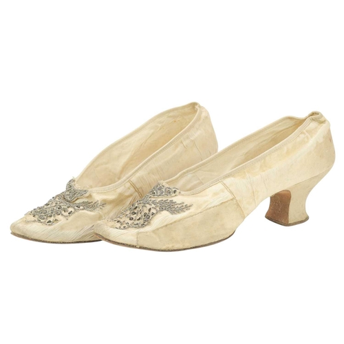 647 - A pair of Edwardian ladies shoes, circa 1910. Cream satin with beaded embroidery to vamps, with Loui... 