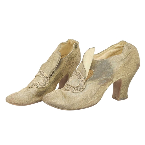 647 - A pair of Edwardian ladies shoes, circa 1910. Cream satin with beaded embroidery to vamps, with Loui... 