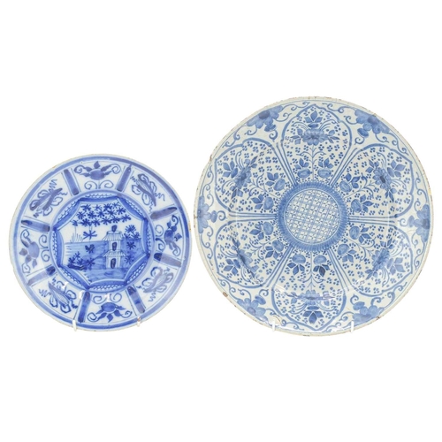 715 - An English Delft blue and white platter. Circa 1760, painted with a single stylised flowerhead, diam... 