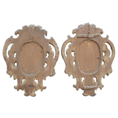 759 - A pair of Italian baroque gilt wood small wall mirrors. 18th century, the shell crests each incorpor... 