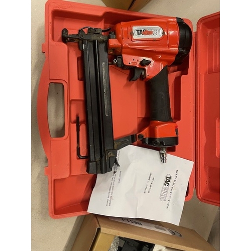 7 - 5 LARGE PNEUMATIC AIR TOOLS, 

4 x 14 SERIES STAPLES GUNS
1 X D9040V TACWISE STAPLE GUN

*** ALL GUN... 