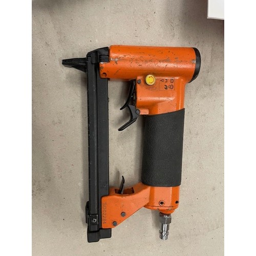 8 - 3 X 71 SERIES PNEUMATIC STAPLE GUNS

1 X BEA
1 X TACWISE 
1 X TACWISE LONG NOSE

*** ALL GUNS IN AN ... 