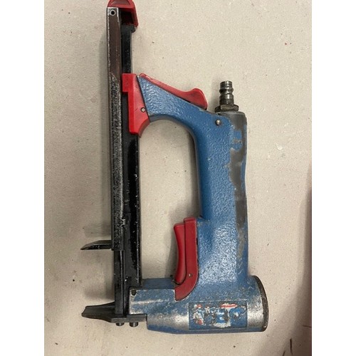 8 - 3 X 71 SERIES PNEUMATIC STAPLE GUNS

1 X BEA
1 X TACWISE 
1 X TACWISE LONG NOSE

*** ALL GUNS IN AN ... 