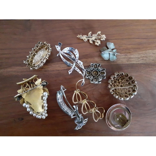 334 - Mixed Collection of 11 Decorative Brooches