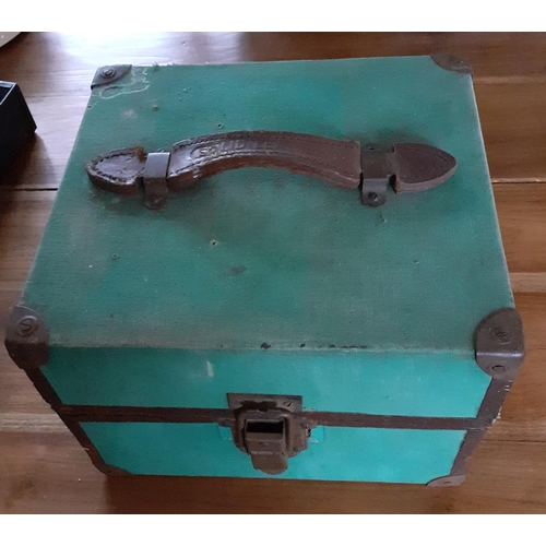15 - Vintage Green Fabric Carry Case - Re-inforced with metal corners. Lock mechanism in working order. M... 