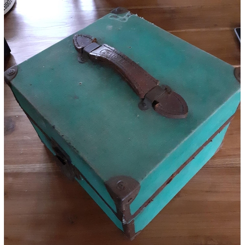 15 - Vintage Green Fabric Carry Case - Re-inforced with metal corners. Lock mechanism in working order. M... 