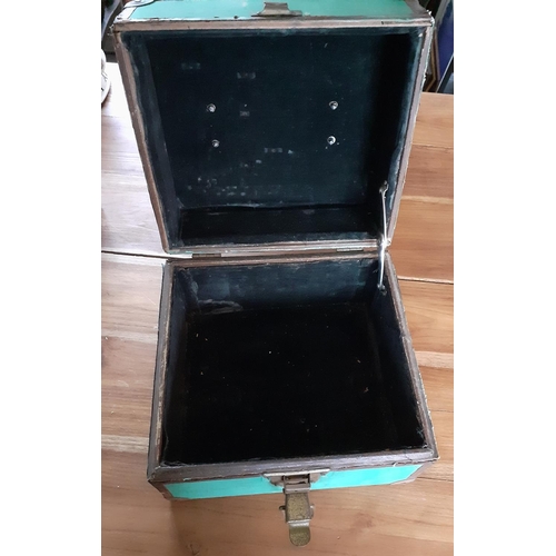 15 - Vintage Green Fabric Carry Case - Re-inforced with metal corners. Lock mechanism in working order. M... 