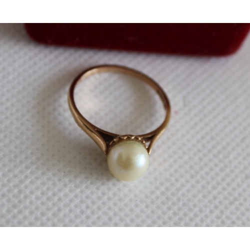 33 - Early 9ct Gold Ring with Shouldered Pearl - Size P
Weighs 2.28gms