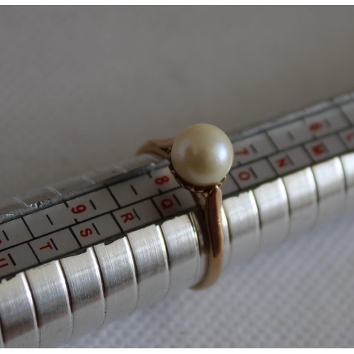 33 - Early 9ct Gold Ring with Shouldered Pearl - Size P
Weighs 2.28gms