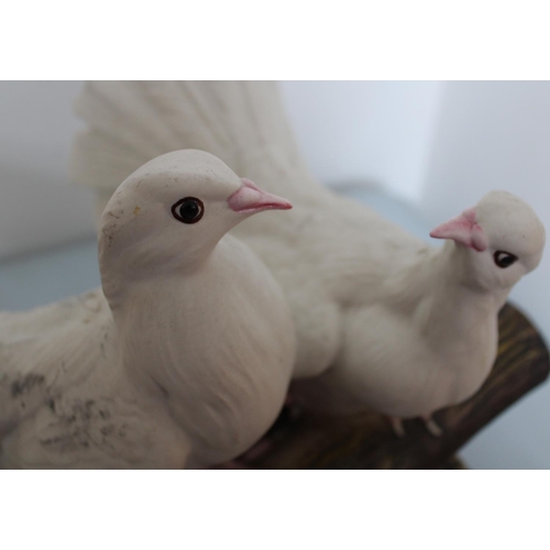 13 - Italian Decorative Ornamnet - Doves - Maker Visconti Mollica

Measures 20cm high
Width approximately... 