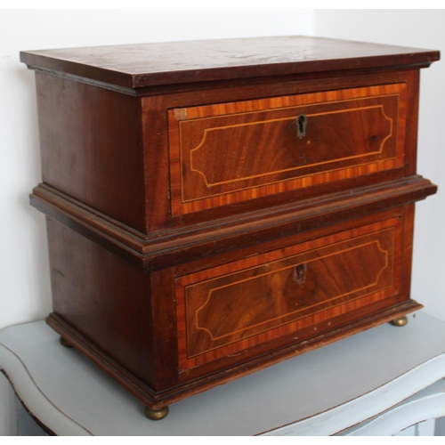 19 - Two Drawer Wooden Jewellery Cabinet. No Key.

Measures 17.5cm high x 32xm wide x 21cm depth approx