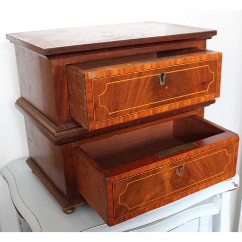 19 - Two Drawer Wooden Jewellery Cabinet. No Key.

Measures 17.5cm high x 32xm wide x 21cm depth approx