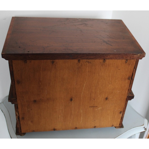 19 - Two Drawer Wooden Jewellery Cabinet. No Key.

Measures 17.5cm high x 32xm wide x 21cm depth approx