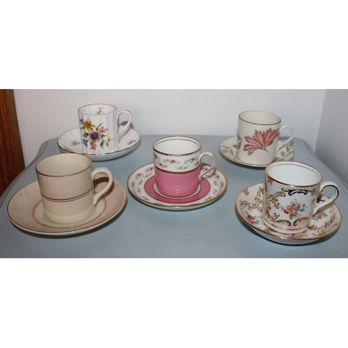 43 - 5 x Collectable Cup & Saucers.