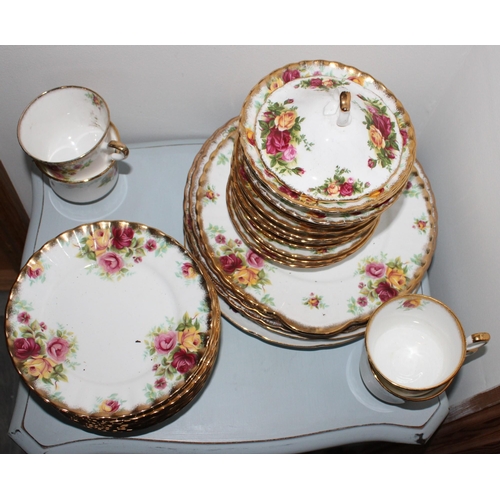 12 - Royal Stafford Tea Service Items

Includes ; 
4 Plates
4 Tea Cups
14 Saucers
15 Side Plates