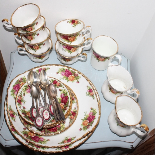 13 - Royal Albert Tea Service Items

Includes;
7 Tea Cups
1 Mug
2 Jugs
3 Saucers
3 Side Plates
1 Oval Din... 