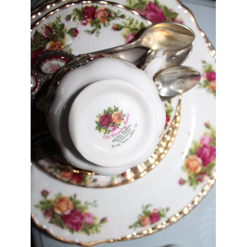 13 - Royal Albert Tea Service Items

Includes;
7 Tea Cups
1 Mug
2 Jugs
3 Saucers
3 Side Plates
1 Oval Din... 