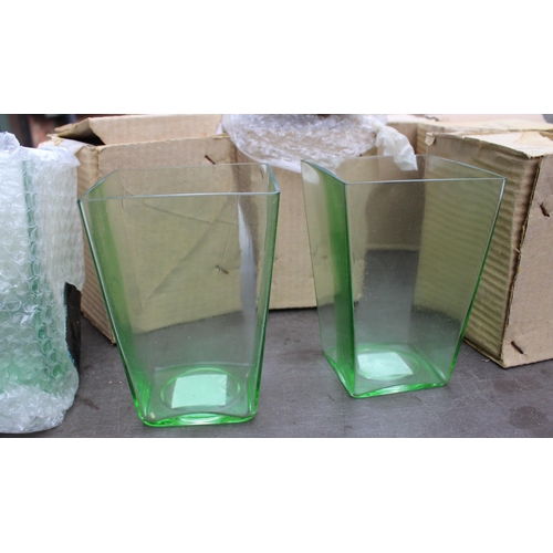 674 - 11 x Green Vases Height 16cm (8 Boxed)