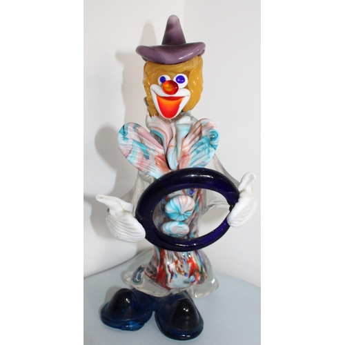 93 - Collectable Murano Glass Clown Holding Glass Ring

Height 31cm

Small mark on hand as per pictures, ... 