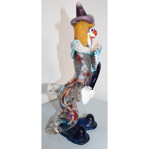 93 - Collectable Murano Glass Clown Holding Glass Ring

Height 31cm

Small mark on hand as per pictures, ... 