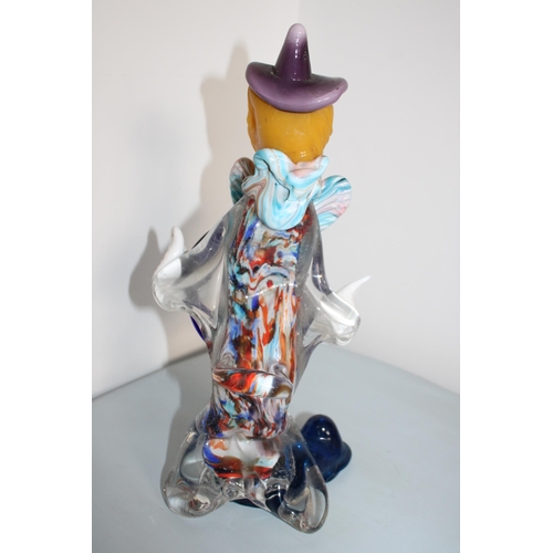 93 - Collectable Murano Glass Clown Holding Glass Ring

Height 31cm

Small mark on hand as per pictures, ... 