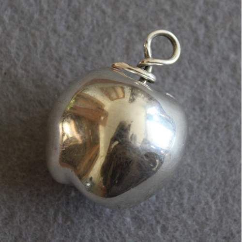 538 - Silver Apple Pendent
Length-4cm